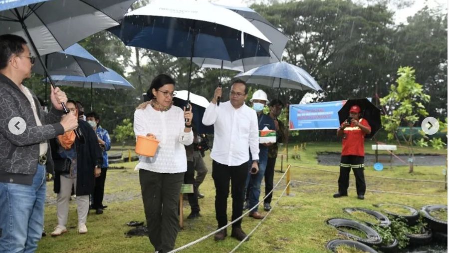 Kunjungan Menteri Keuangan Sri Mulyani ke Area reklamasi ini merupakan kawasan endapan tailing--pasir sisa tambah, yaitu batuan alamiah yang halus setelah mineral berharga diambil dalam proses pengolahan tambang. (Instagram @smindrawati)
