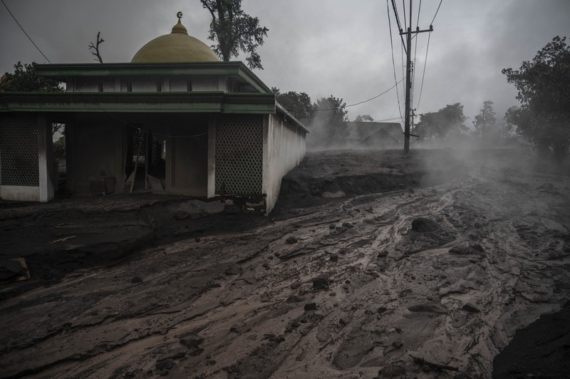 Anggota tim SAR memeriksa situasi di Desa Kajar Kuning, Lumajang pada 5 Desember 2022. Anggota tim SAR memeriksa situasi di Desa Kajar Kuning, Lumajang pada 5 Desember 2022. (JUNI KRISWANTO/AFP via Getty Images)