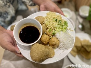 Menikmati Lezatnya Pempek King di Hotel Hilton Madinah