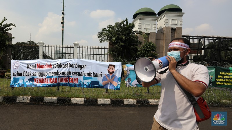 Puluhan pesera aksi yang tergabung dalam perkumpulan Komunitas Peduli Konsumen Meikarta melakukan demo di depan gedung DPR/MPR, Jakarta, Senin (5/12/2022). (CNBC Indonesia/Andrean Kristianto)