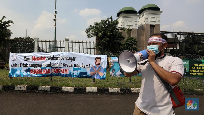 Puluhan pesera aksi yang tergabung dalam perkumpulan Komunitas Peduli Konsumen Meikarta melakukan demo di depan gedung DPR/MPR, Jakarta, Senin (5/12/2022). (CNBC Indonesia/Andrean Kristianto)