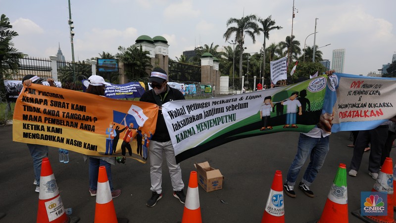Puluhan pesera aksi yang tergabung dalam perkumpulan Komunitas Peduli Konsumen Meikarta melakukan demo di depan gedung DPR/MPR, Jakarta, Senin (5/12/2022). (CNBC Indonesia/Andrean Kristianto)