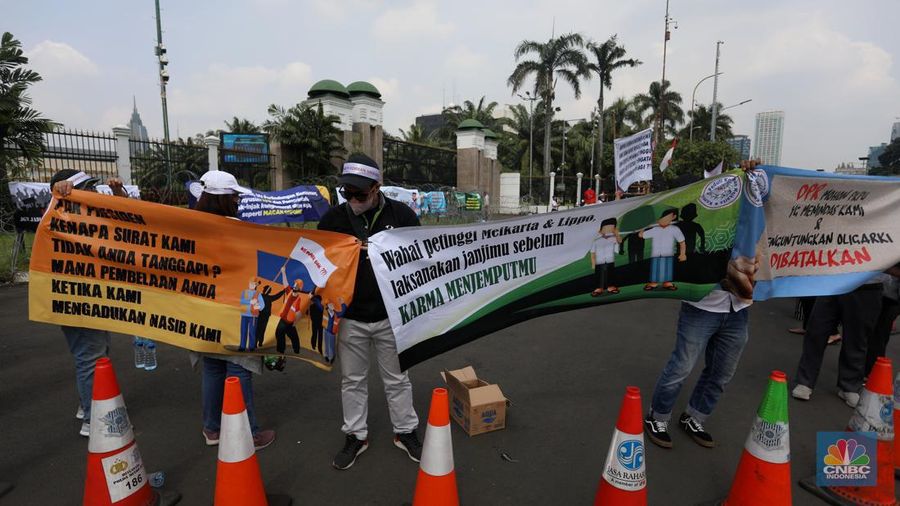 Puluhan pesera aksi yang tergabung dalam perkumpulan Komunitas Peduli Konsumen Meikarta melakukan demo di depan gedung DPR/MPR, Jakarta, Senin (5/12/2022). (CNBC Indonesia/Andrean Kristianto)