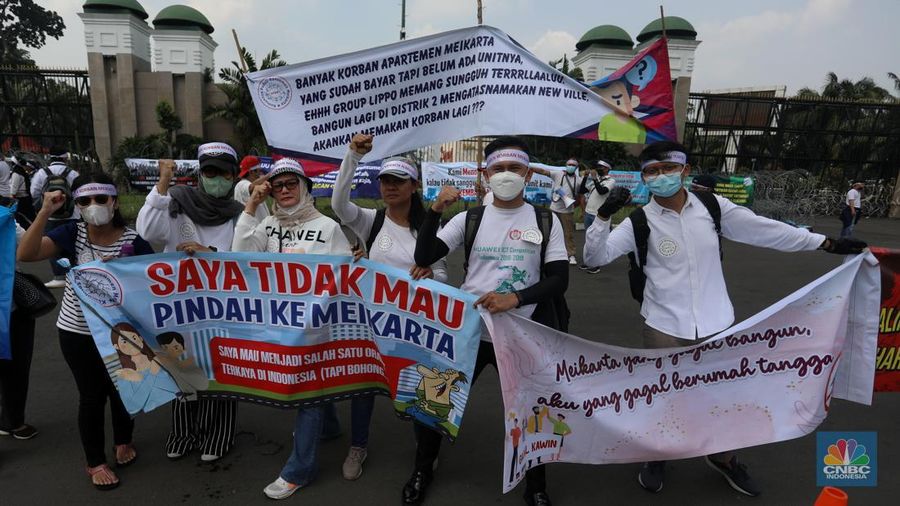 Puluhan pesera aksi yang tergabung dalam perkumpulan Komunitas Peduli Konsumen Meikarta melakukan demo di depan gedung DPR/MPR, Jakarta, Senin (5/12/2022). (CNBC Indonesia/Andrean Kristianto)