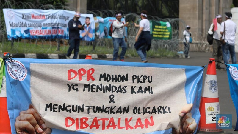 Puluhan pesera aksi yang tergabung dalam perkumpulan Komunitas Peduli Konsumen Meikarta melakukan demo di depan gedung DPR/MPR, Jakarta, Senin (5/12/2022). (CNBC Indonesia/Andrean Kristianto)