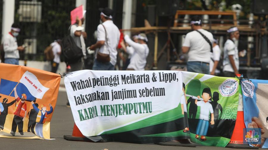 Puluhan pesera aksi yang tergabung dalam perkumpulan Komunitas Peduli Konsumen Meikarta melakukan demo di depan gedung DPR/MPR, Jakarta, Senin (5/12/2022). (CNBC Indonesia/Andrean Kristianto)
