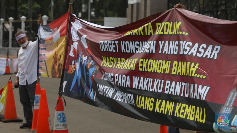 Puluhan pesera aksi yang tergabung dalam perkumpulan Komunitas Peduli Konsumen Meikarta melakukan demo di depan gedung DPR/MPR, Jakarta, Senin (5/12/2022). (CNBC Indonesia/Andrean Kristianto)
