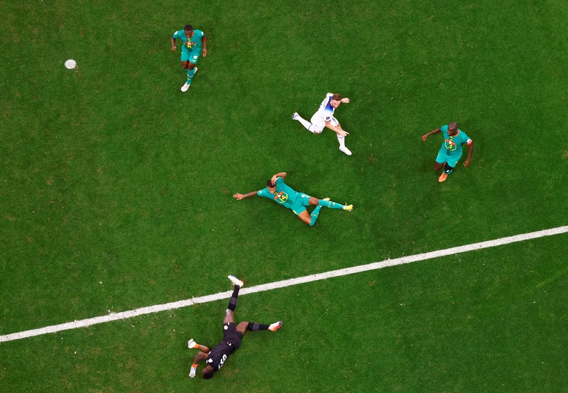 Soccer Football - FIFA World Cup Qatar 2022 - Round of 16 - England v Senegal - Al Bayt Stadium, Al Khor, Qatar - December 4, 2022 England's Jordan Henderson scores their first goal REUTERS/Peter Cziborra     TPX IMAGES OF THE DAY