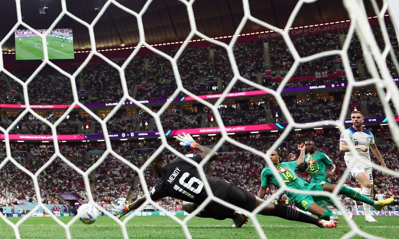 Soccer Football - FIFA World Cup Qatar 2022 - Round of 16 - England v Senegal - Al Bayt Stadium, Al Khor, Qatar - December 4, 2022 England's Jordan Henderson scores their first goal REUTERS/Peter Cziborra     TPX IMAGES OF THE DAY