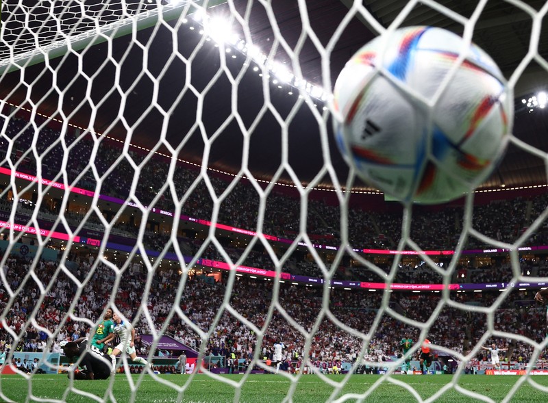 SOCCER-WORLDCUP-ENG-SEN/REPORT Soccer Football - FIFA World Cup Qatar 2022 - Round of 16 - England v Senegal - Al Bayt Stadium, Al Khor, Qatar - December 4, 2022 England's Jordan Henderson scores their first goal REUTERS/Peter Cziborra TPX IMAGES OF THE DAY
