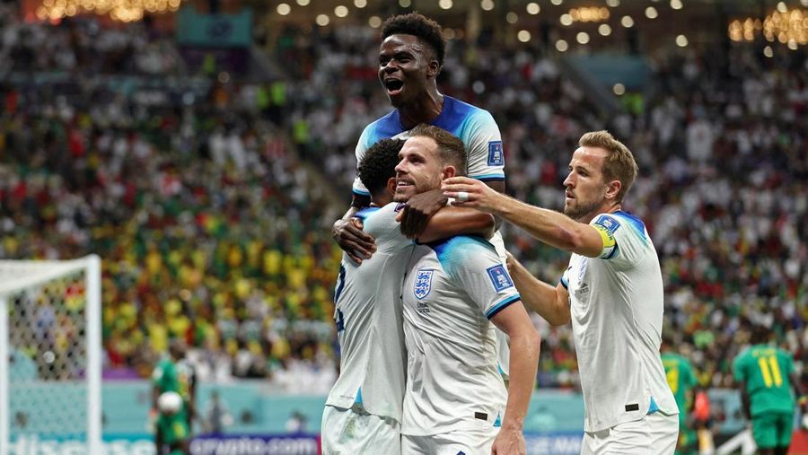 Soccer Football - FIFA World Cup Qatar 2022 - Round of 16 - England v Senegal - Al Bayt Stadium, Al Khor, Qatar - December 4, 2022 England's Jordan Henderson scores their first goal REUTERS/Peter Cziborra     TPX IMAGES OF THE DAY