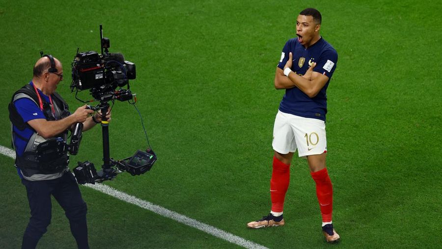 Soccer Football - FIFA World Cup Qatar 2022 - Round of 16 - France v Poland - Al Thumama Stadium, Doha, Qatar - December 4, 2022 France's Kylian Mbappe in action with Poland's Matty Cash REUTERS/Dylan Martinez     TPX IMAGES OF THE DAY