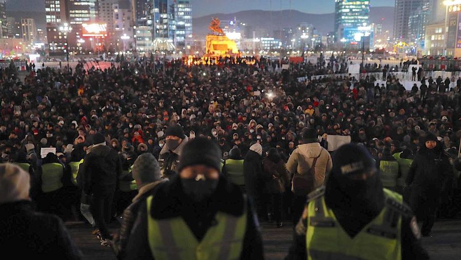 ULAANBAATAR, MONGOLIA - DECEMBER 05: Citizens protest against the state of the economy and the allegations about government corruption in the capital Ulaanbaatar, Mongolia on December 05, 2022. The protestors gathered at Sukhbaatar Square demanded solutions for the economy and unemployment problems. A clash broke out between protestors and the police as protestors besieged the government buildings. (Photo by Erdenechimeg Batbold/Anadolu Agency via Getty Images)