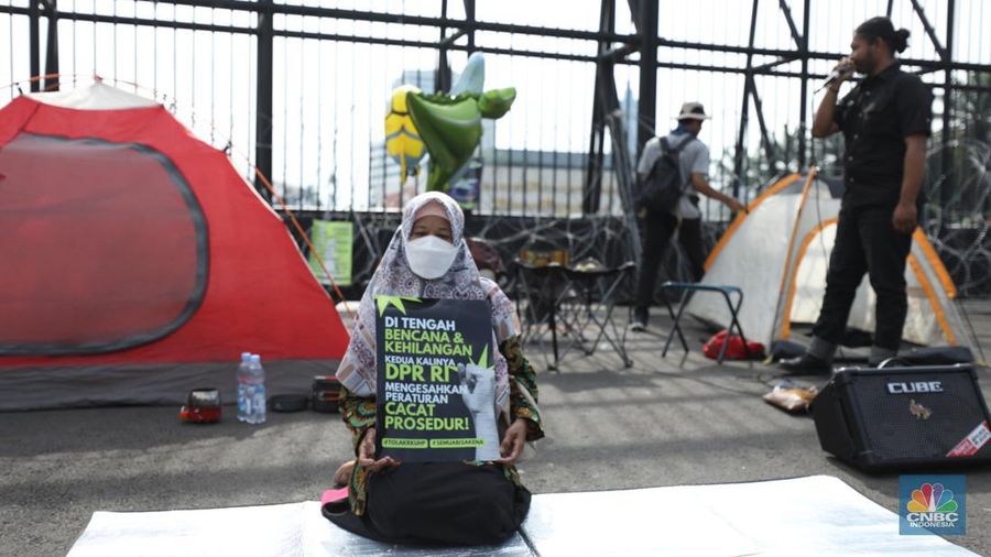 Sejumlah massa dari koalisi masyarakat sipil melakukan aksi tolak pengesahan Rancangan Kitab Undang-Undang Hukum Pidana (RKUHP) di depan gedung DPR RI, Jakarta, Selasa (6/12/2022). (CNBC Indonesia/Tri Susilo)