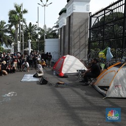 Protes Pengesahan UU KUHP, Massa Berkemah di Depan DPR