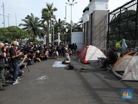 Protes Pengesahan UU KUHP, Massa Berkemah di Depan DPR