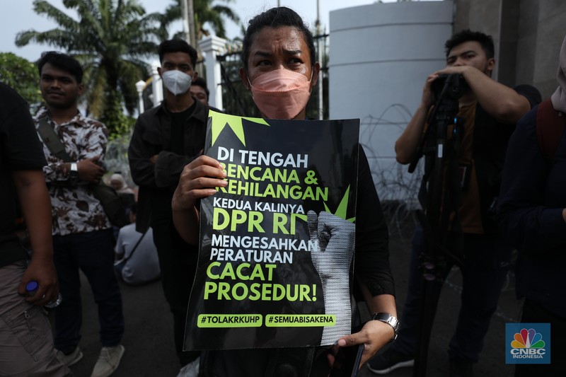 Sejumlah massa dari koalisi masyarakat sipil melakukan aksi tolak pengesahan Rancangan Kitab Undang-Undang Hukum Pidana (RKUHP) di depan gedung DPR RI, Jakarta, Selasa (6/12/2022). (CNBC Indonesia/Tri Susilo)