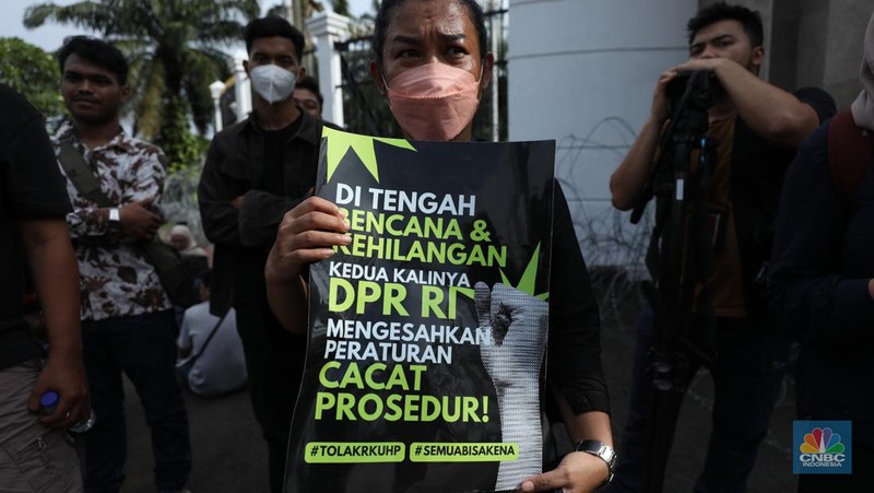 Sejumlah massa dari koalisi masyarakat sipil melakukan aksi tolak pengesahan Rancangan Kitab Undang-Undang Hukum Pidana (RKUHP) di depan gedung DPR RI, Jakarta, Selasa (6/12/2022). (CNBC Indonesia/Tri Susilo)
