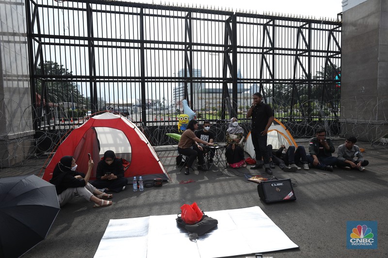 Sejumlah massa dari koalisi masyarakat sipil melakukan aksi tolak pengesahan Rancangan Kitab Undang-Undang Hukum Pidana (RKUHP) di depan gedung DPR RI, Jakarta, Selasa (6/12/2022). (CNBC Indonesia/Tri Susilo)