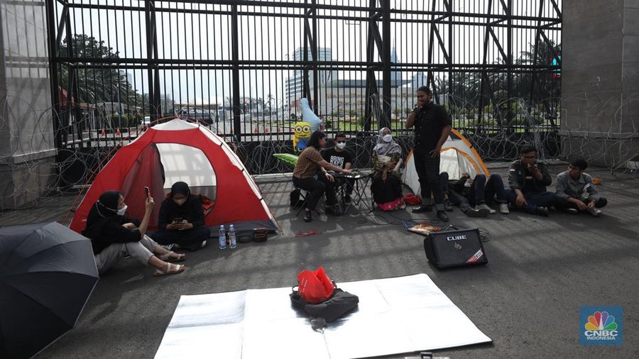 Sejumlah massa dari koalisi masyarakat sipil melakukan aksi tolak pengesahan Rancangan Kitab Undang-Undang Hukum Pidana (RKUHP) di depan gedung DPR RI, Jakarta, Selasa (6/12/2022). (CNBC Indonesia/Tri Susilo)