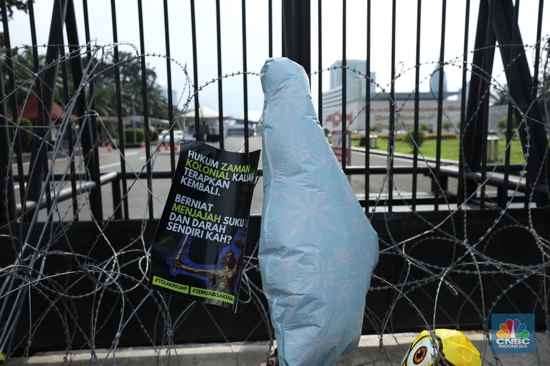 Aksi tolak pengesahan Rancangan Kitab Undang-Undang Hukum Pidana (RKUHP) di depan gedung DPR RI, Jakarta, Selasa (6/12/2022). Sejumlah massa dari koalisi masyarakat sipil melakukan aksi tolak pengesahan Rancangan Kitab Undang-Undang Hukum Pidana (RKUHP) di depan gedung DPR RI, Jakarta, Selasa (6/12/2022). (CNBC Indonesia/Tri Susilo)