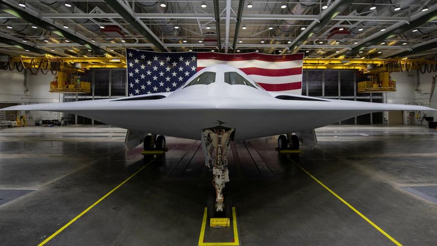 B-21 Raider, pembom siluman berteknologi tinggi baru yang dikembangkan untuk Angkatan Udara A.S., terlihat dalam foto tak bertanggal di Palmdale, California, A.S., dirilis 2 Desember 2022. (U.S. Air Force/Handout via REUTERS)