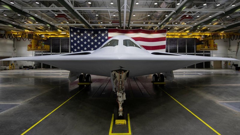 B-21 Raider, pembom siluman berteknologi tinggi baru yang dikembangkan untuk Angkatan Udara A.S., terlihat dalam foto tak bertanggal di Palmdale, California, A.S., dirilis 2 Desember 2022. (U.S. Air Force/Handout via REUTERS)