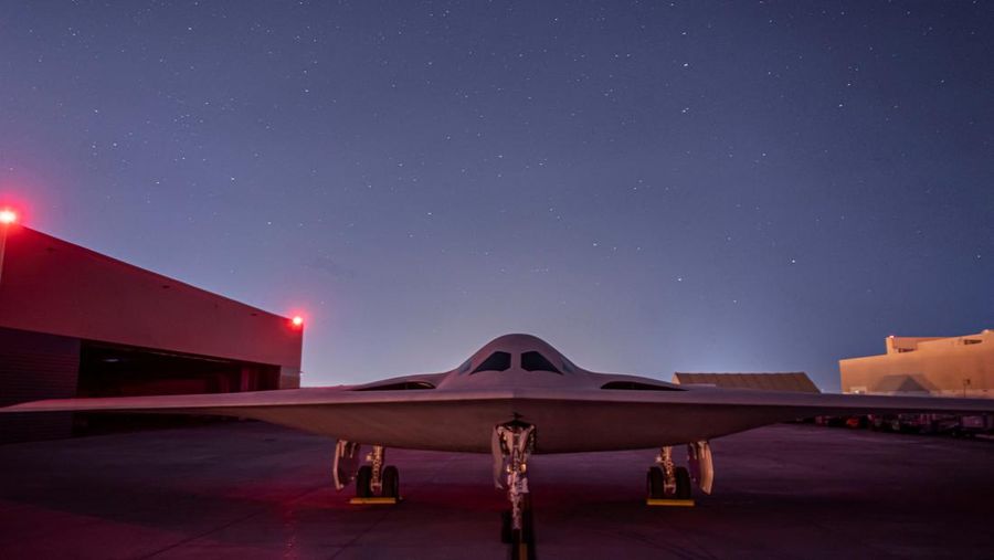 B-21 Raider, pembom siluman berteknologi tinggi baru yang dikembangkan untuk Angkatan Udara A.S., terlihat dalam foto tak bertanggal di Palmdale, California, A.S., dirilis 2 Desember 2022. (U.S. Air Force/Handout via REUTERS)
