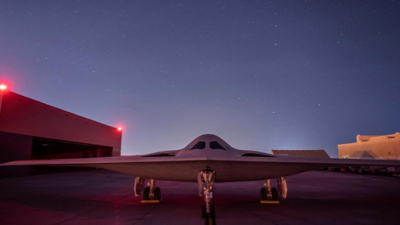 B-21 Raider, pembom siluman berteknologi tinggi baru yang dikembangkan untuk Angkatan Udara A.S., terlihat dalam foto tak bertanggal di Palmdale, California, A.S., dirilis 2 Desember 2022. (U.S. Air Force/Handout via REUTERS)