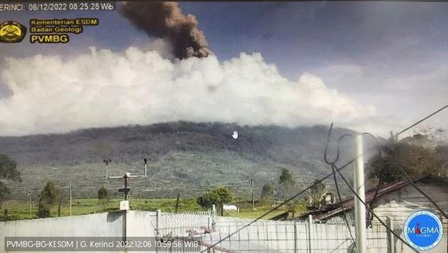 Gunung Kerinci yang terletak di perbatasan Provinsi Sumatra Barat dan Jambi mengalami erupsi, pagi tadi. (Dok. detikcom)