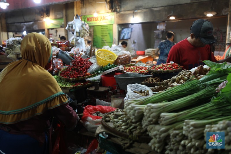 Harga Bahan Pokok di Pasar Tradisional (CNBC Indonesia/Tri Susilo) Harga Bahan Pokok di Pasar Tradisional (CNBC Indonesia/Tri Susilo)