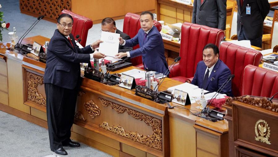 Bambang Wuryanto, ketua komisi DPR yang mengawasi revisi, menyerahkan laporan KUHP baru kepada Sufmi Dasco Ahmad, Wakil Ketua DPR, dalam rapat paripurna parlemen di Jakarta, Indonesia, 6 Desember 2022. REUTERS/ Willy Kurniawan