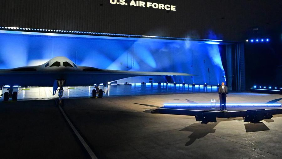 Menteri Pertahanan AS Lloyd Austin berbicara pada upacara pembukaan B-21 Raider di Pabrik Angkatan Udara Northrop Grumman 42 di Palmdale, California, 2 Desember 2022. - Pembom siluman berteknologi tinggi dapat membawa senjata nuklir dan konvensional dan dirancang untuk menjadi dapat terbang tanpa awak kapal. B-21 – yang akan menelan biaya hampir $700 juta per pesawat dan merupakan pembom AS baru pertama dalam beberapa dekade – secara bertahap akan menggantikan pesawat B-1 dan B-2, yang pertama kali terbang selama Perang Dingin. (FREDERIC J. BROWN/AFP via Getty Images)