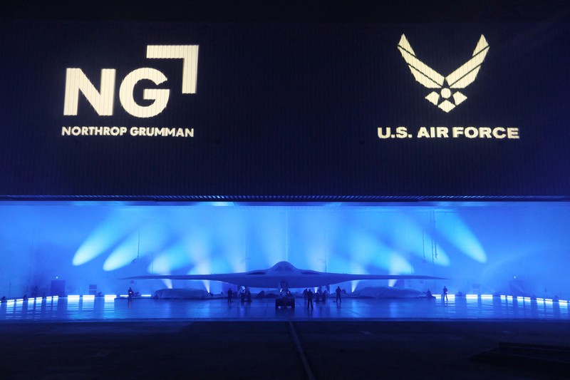 B-21 Raider, pembom siluman berteknologi tinggi baru yang dikembangkan untuk Angkatan Udara A.S., terlihat dalam foto tak bertanggal di Palmdale, California, A.S., dirilis 2 Desember 2022. (U.S. Air Force/Handout via REUTERS)