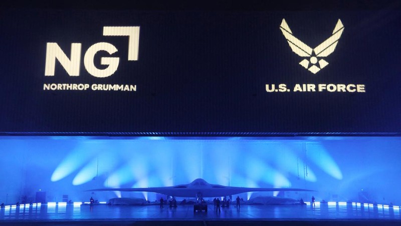B-21 Raider, pembom siluman berteknologi tinggi baru yang dikembangkan untuk Angkatan Udara A.S., terlihat dalam foto tak bertanggal di Palmdale, California, A.S., dirilis 2 Desember 2022. (U.S. Air Force/Handout via REUTERS)