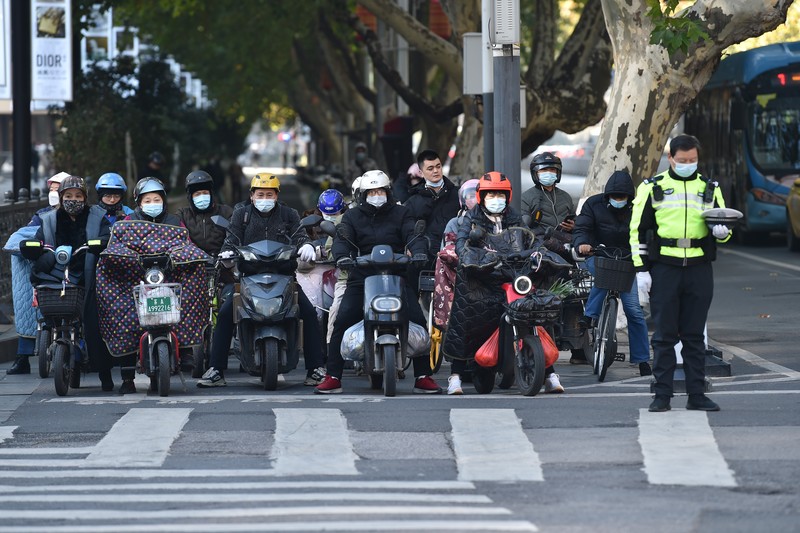 Orang-orang berdiri diam di jalan, Pada 6 Desember 2022, Nanjing, Provinsi Jiangsu, Tiongkok. Pada hari yang sama, pertemuan peringatan untuk Kamerad Jiang Zemin diadakan, dan orang-orang di negara itu mengheningkan cipta selama 3 menit. Semua tempat dengan sirene berbunyi selama 3 menit, dan alarm pertahanan udara berbunyi selama 3 menit. (Photo credit should read CFOTO/Future Publishing via Getty Images)
