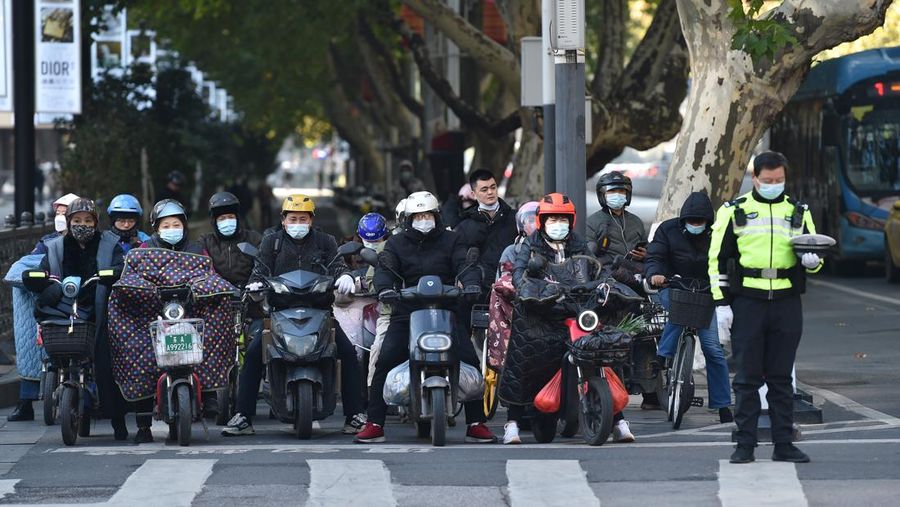 Orang-orang berdiri diam di jalan, Pada 6 Desember 2022, Nanjing, Provinsi Jiangsu, Tiongkok. Pada hari yang sama, pertemuan peringatan untuk Kamerad Jiang Zemin diadakan, dan orang-orang di negara itu mengheningkan cipta selama 3 menit.