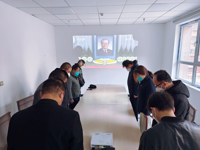 Orang-orang berdiri diam di jalan, Pada 6 Desember 2022, Nanjing, Provinsi Jiangsu, Tiongkok. Pada hari yang sama, pertemuan peringatan untuk Kamerad Jiang Zemin diadakan, dan orang-orang di negara itu mengheningkan cipta selama 3 menit. Semua tempat dengan sirene berbunyi selama 3 menit, dan alarm pertahanan udara berbunyi selama 3 menit. (Photo credit should read CFOTO/Future Publishing via Getty Images)