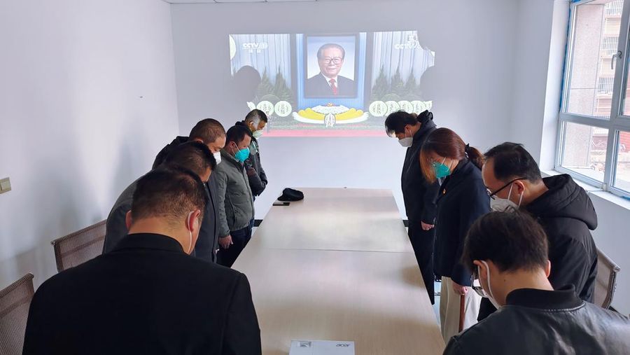 Orang-orang berdiri diam di jalan, Pada 6 Desember 2022, Nanjing, Provinsi Jiangsu, Tiongkok. Pada hari yang sama, pertemuan peringatan untuk Kamerad Jiang Zemin diadakan, dan orang-orang di negara itu mengheningkan cipta selama 3 menit. Semua tempat dengan sirene berbunyi selama 3 menit, dan alarm pertahanan udara berbunyi selama 3 menit. (Photo credit should read CFOTO/Future Publishing via Getty Images)