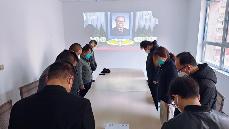 Orang-orang berdiri diam di jalan, Pada 6 Desember 2022, Nanjing, Provinsi Jiangsu, Tiongkok. Pada hari yang sama, pertemuan peringatan untuk Kamerad Jiang Zemin diadakan, dan orang-orang di negara itu mengheningkan cipta selama 3 menit. Semua tempat dengan sirene berbunyi selama 3 menit, dan alarm pertahanan udara berbunyi selama 3 menit. (Photo credit should read CFOTO/Future Publishing via Getty Images)