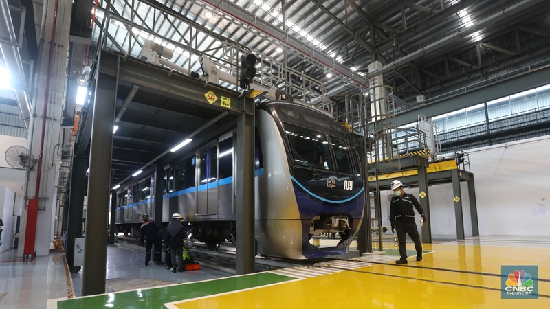 Petugas melakukan pengecekan kondisi rangkaian Ratangga MRT di area Depo MRT Lebak Bulus, Jakarta, Kamis (31/3/2022). Pemeliharaan dan perawatan menyeluruh kereta Ratangga MRT Jakarta meliputi pemeriksaan harian, bulanan dan pengecekan dan perawatan besar yang dilakukan selama 4 tahun sekali seperti overhaul atau turun mesin. (CNBC Indonesia/Andrean Kristianto)