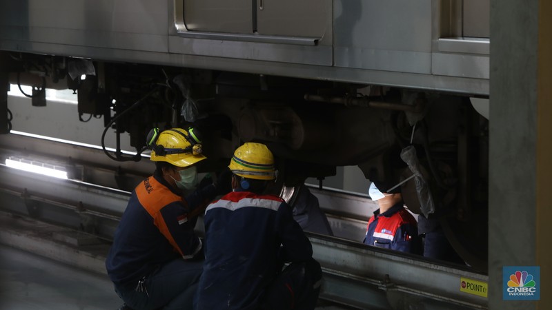 Petugas melakukan pengecekan kondisi rangkaian Ratangga MRT di area Depo MRT Lebak Bulus, Jakarta, Kamis (31/3/2022). Petugas melakukan pengecekan kondisi rangkaian Ratangga MRT di area Depo MRT Lebak Bulus, Jakarta, Kamis (31/3/2022). Pemeliharaan dan perawatan menyeluruh kereta Ratangga MRT Jakarta meliputi pemeriksaan harian, bulanan dan pengecekan dan perawatan besar yang dilakukan selama 4 tahun sekali seperti overhaul atau turun mesin. (CNBC Indonesia/Andrean Kristianto)