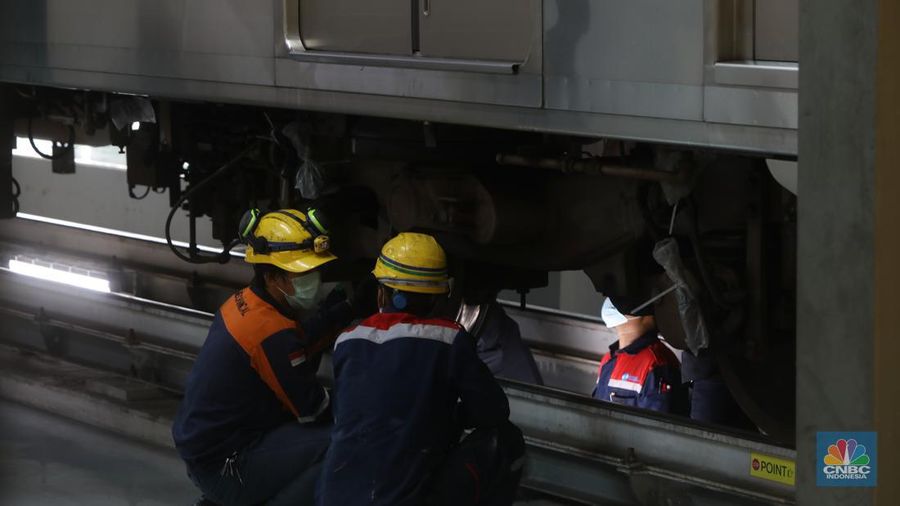 Petugas melakukan pengecekan kondisi rangkaian Ratangga MRT di area Depo MRT Lebak Bulus, Jakarta, Kamis (31/3/2022). Pemeliharaan dan perawatan menyeluruh kereta Ratangga MRT Jakarta meliputi pemeriksaan harian, bulanan dan pengecekan dan perawatan besar yang dilakukan selama 4 tahun sekali seperti overhaul atau turun mesin. (CNBC Indonesia/Andrean Kristianto)