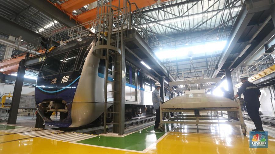 Petugas melakukan pengecekan kondisi rangkaian Ratangga MRT di area Depo MRT Lebak Bulus, Jakarta, Kamis (31/3/2022). Pemeliharaan dan perawatan menyeluruh kereta Ratangga MRT Jakarta meliputi pemeriksaan harian, bulanan dan pengecekan dan perawatan besar yang dilakukan selama 4 tahun sekali seperti overhaul atau turun mesin. (CNBC Indonesia/Andrean Kristianto)