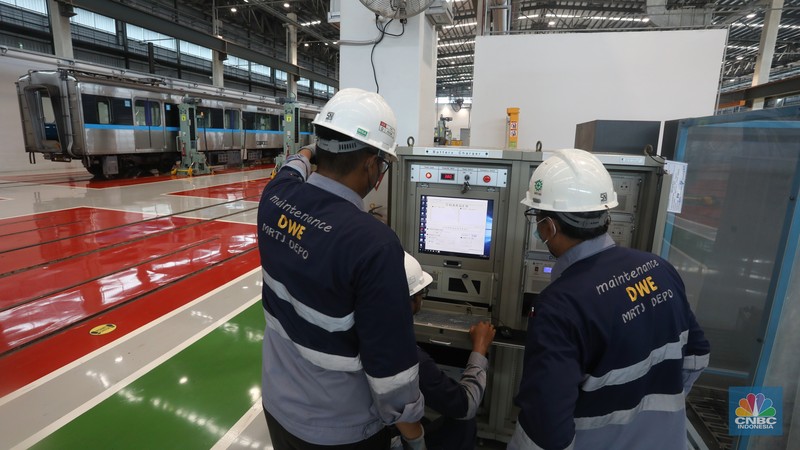 Petugas melakukan pengecekan kondisi rangkaian Ratangga MRT di area Depo MRT Lebak Bulus, Jakarta, Kamis (31/3/2022). Petugas melakukan pengecekan kondisi rangkaian Ratangga MRT di area Depo MRT Lebak Bulus, Jakarta, Kamis (31/3/2022). Pemeliharaan dan perawatan menyeluruh kereta Ratangga MRT Jakarta meliputi pemeriksaan harian, bulanan dan pengecekan dan perawatan besar yang dilakukan selama 4 tahun sekali seperti overhaul atau turun mesin. (CNBC Indonesia/Andrean Kristianto)