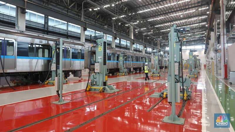 Petugas melakukan pengecekan kondisi rangkaian Ratangga MRT di area Depo MRT Lebak Bulus, Jakarta, Kamis (31/3/2022). Pemeliharaan dan perawatan menyeluruh kereta Ratangga MRT Jakarta meliputi pemeriksaan harian, bulanan dan pengecekan dan perawatan besar yang dilakukan selama 4 tahun sekali seperti overhaul atau turun mesin. (CNBC Indonesia/Andrean Kristianto)