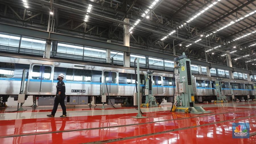 Petugas melakukan pengecekan kondisi rangkaian Ratangga MRT di area Depo MRT Lebak Bulus, Jakarta, Kamis (31/3/2022). Pemeliharaan dan perawatan menyeluruh kereta Ratangga MRT Jakarta meliputi pemeriksaan harian, bulanan dan pengecekan dan perawatan besar yang dilakukan selama 4 tahun sekali seperti overhaul atau turun mesin. (CNBC Indonesia/Andrean Kristianto)