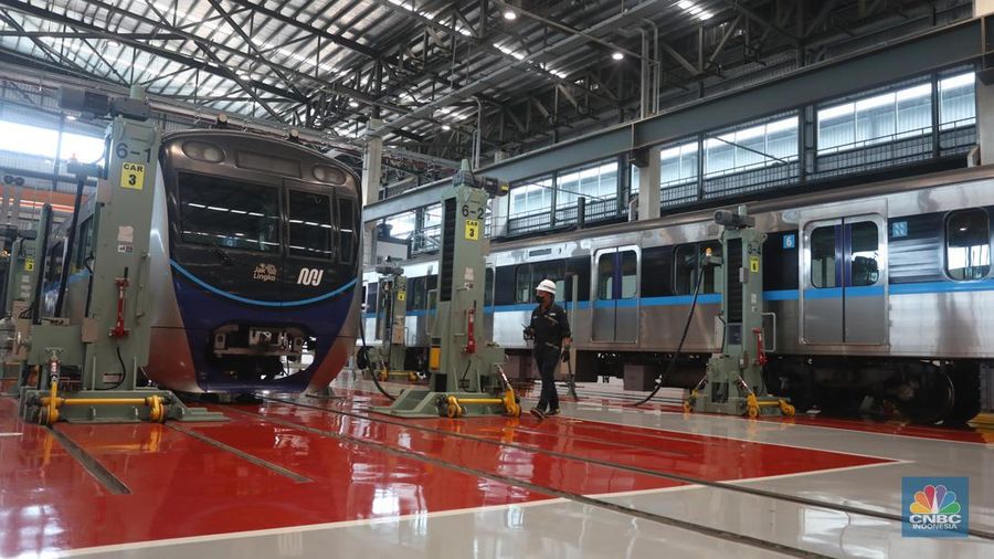 Petugas melakukan pengecekan kondisi rangkaian Ratangga MRT di area Depo MRT Lebak Bulus, Jakarta, Kamis (31/3/2022). Pemeliharaan dan perawatan menyeluruh kereta Ratangga MRT Jakarta meliputi pemeriksaan harian, bulanan dan pengecekan dan perawatan besar yang dilakukan selama 4 tahun sekali seperti overhaul atau turun mesin. (CNBC Indonesia/Andrean Kristianto)