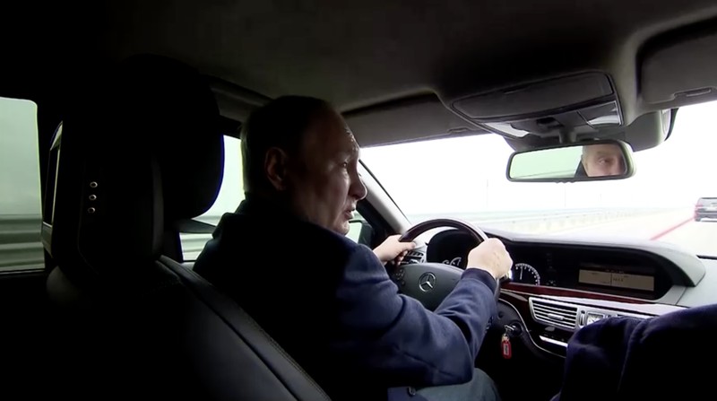 Putin berkendara melintasi jembatan Krimea dengan Mercedes. (Reuters TV) Putin berkendara melintasi jembatan Krimea dengan Mercedes. (Reuters TV)