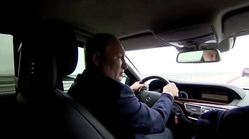 Putin berkendara melintasi jembatan Krimea dengan Mercedes. (Reuters TV)